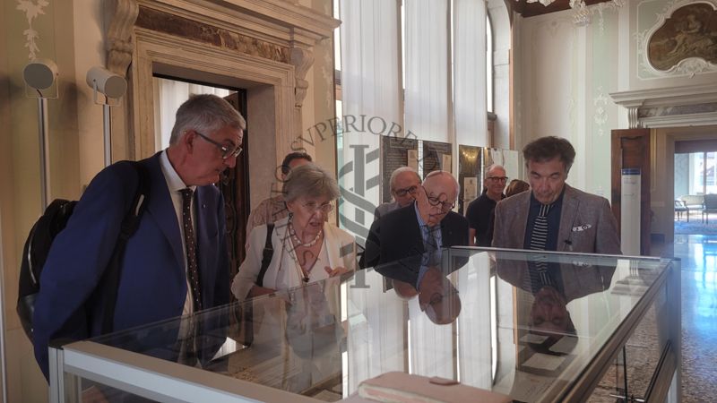 Il presidente dell'ISS, prof. Silvio Brusaferro visita la mostra con la prof.ssa Nelli Elena Varzan Marchini (curatrice della mostra), primo da destra il prof. Luigi Bertinato, capo della segreteria scientifica della presidenza dell'ISS