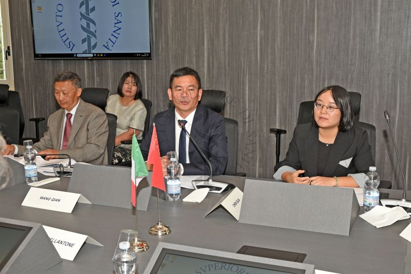 Delegazione cinese della Municipalità di Chengdu incontra, nella Sala Crisi ISS, i rappresentanti dell'Istituto Superiore di Sanità. Nella foto sono presenti da sinistra verso destra: Shen Janlei, Wang Quian e Chen Sijia