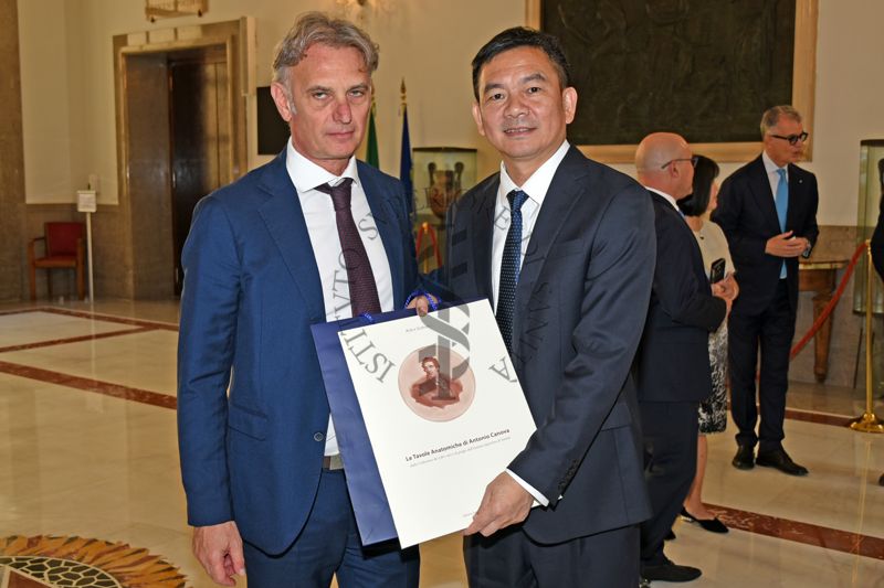 Delegazione cinese della Municipalità di Chengdu incontra, nella Sala Crisi ISS, i rappresentanti dell'Istituto Superiore di Sanità. Nella foto possiamo vedere da sinistra verso destra: Marco Simonelli e Qian che mostrano le Tavole Anatomiche di Antonio Canova  (dono dell'Istituto Superiore di Sanità alla delegazione cinese).