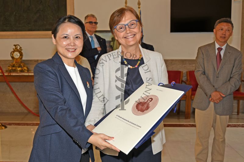 Delegazione cinese della Municipalità di Chengdu incontra, nella Sala Crisi ISS, i rappresentanti dell'Istituto Superiore di Sanità. Nella foto possiamo vedere da sinistra verso destra: Chen Zejun e Luisa Minghetti (che mostrano le Tavole Anatomiche di Antonio Canova).