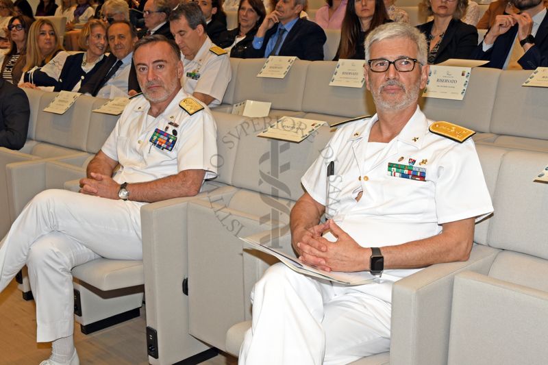 In prima fila l'Ammiraglio e Capo di Stato Maggiore della Marina Militare Italiana Enrico Credendino (a sinistra) e il Dott. Antonio Dondolini Poli, Ammiraglio e Medico della Marina Militare Italiana