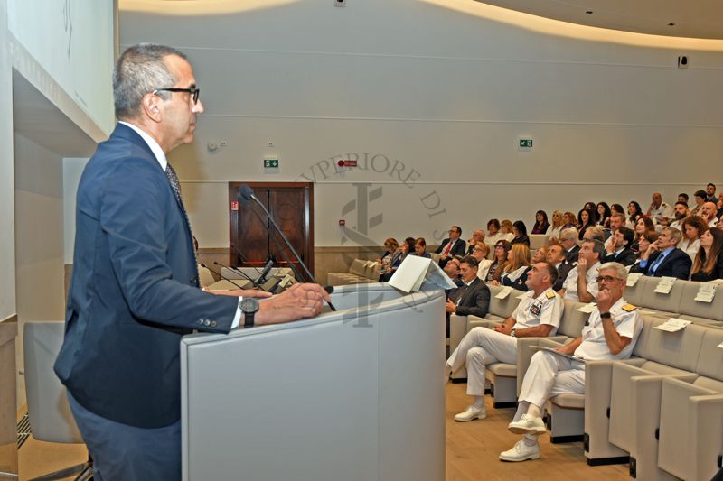 Intervento del Dott. Marco Martuzzi, Direttore del Dipartimento Ambiente e Salute dell'ISS. In prima fila Luca Lucentini, Direttore del Reparto di Igiene delle Acque Interne del Dipartimento Ambiente e Salute dell'ISS (secondo da sinistra), l'Ammiraglio e Capo di Stato Maggiore della Marina Militare Italiana Enrico Credendino (terzo da sinistra) e il Dott. Antonio Dondolini Poli, Ammiraglio e Medico della Marina Militare Italiana (quarto da sinistra)