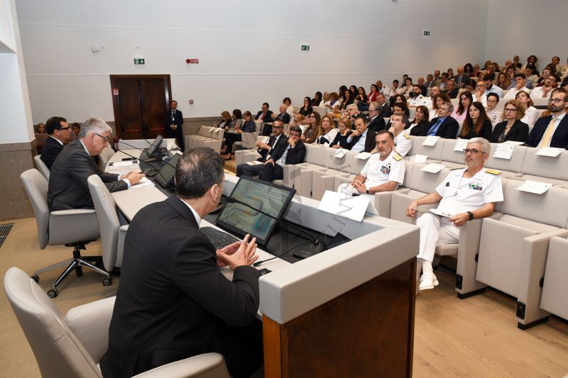 Intervento del Dott. Luca Lucentini, Direttore del Reparto di Igiene delle Acque Interne del Dipartimento Ambiente e Salute dell'ISS. In prima fila il Dott. Marco Martuzzi, Direttore del Dipartimento Ambiente e Salute dell'ISS (primo da sinistra), s. n. (secondo da sinistra), l'Ammiraglio e Capo di Stato Maggiore della Marina Militare Italiana Enrico Credendino (terzo da sinistra) e il Dott. Antonio Dondolini Poli, Ammiraglio e Medico della Marina Militare Italiana (quarto da sinistra)