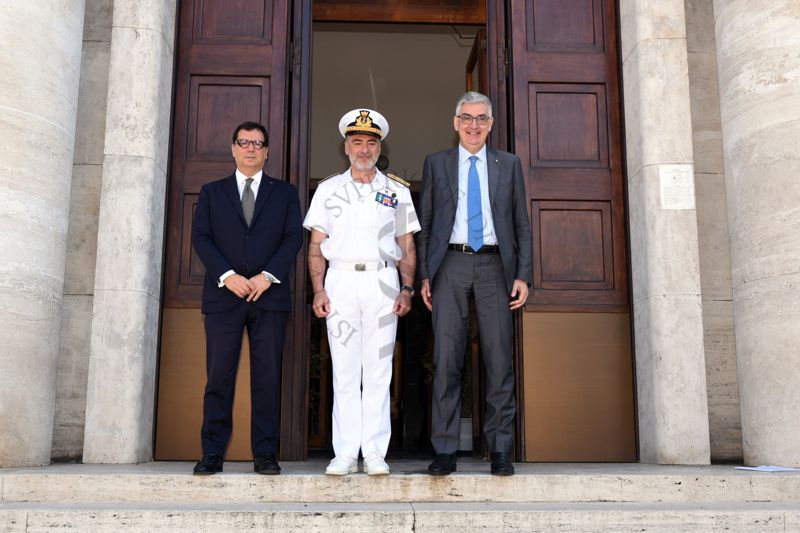 Foto di rito sulla scalinata dell'ingresso dell'Istituto Superiore di Sanità in Viale Regina Elena. Da sinistra a destra, il Dott. Andrea Piccioli, Direttore Generale dell'ISS, l'Ammiraglio e Capo di Stato Maggiore della Marina Militare Italiana Enrico Credendino e il Prof. Silvio Brusaferro, Presidente dell'ISS