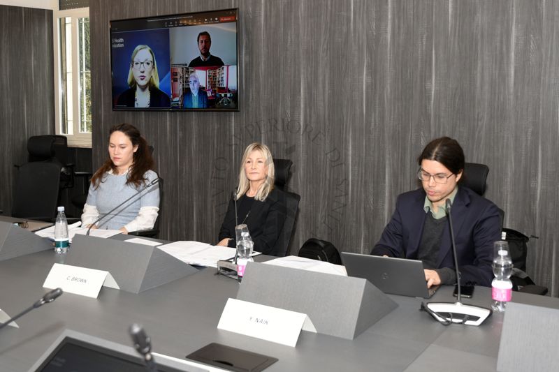 Pre-meeting with OMS (with Christine Brown) del 2 Febbraio 2023 in Istituto Superiore di Sanità. Sono visibili da sinistra a destra: Tahnee Ooms, Christine Brown e Yannish Naik