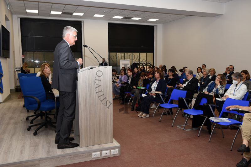 Intervento del Prof. Silvio Brusaferro, Presidente dell'ISS. In prima fila, al centro, la Dott.ssa Marina Petrini del Centro di Riferimento per la Medicina di Genere dell'Istituto Superiore di Sanità