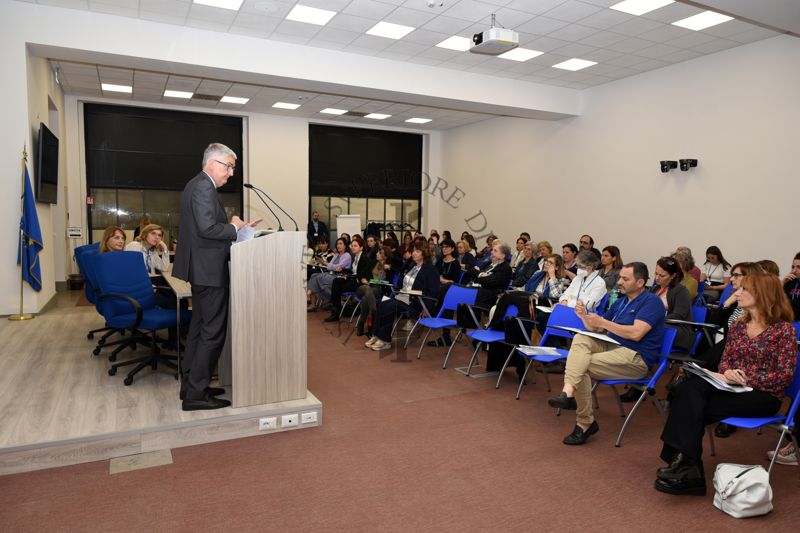 Intervento del Prof. Silvio Brusaferro, Presidente dell'ISS e panoramica sui partecipanti al convegno. Alle spalle del Prof. Silvio Brusaferro la Dott.ssa Elena Ortona del Centro di Riferimento per la Medicina di Genere dell'Istituto Superiore di Sanità (a sinistra) e la Dott.ssa Gemma Calamandrei, Direttrice del Centro di RIferimento per le Scienze Comportamentali e la Salute Mentale dell'Istituto Superiore di Sanità (a destra). In prima fila (terza da destra), la Dott.ssa Marina Petrini del Centro di Riferimento per la Medicina di Genere dell'Istituto Superiore di Sanità