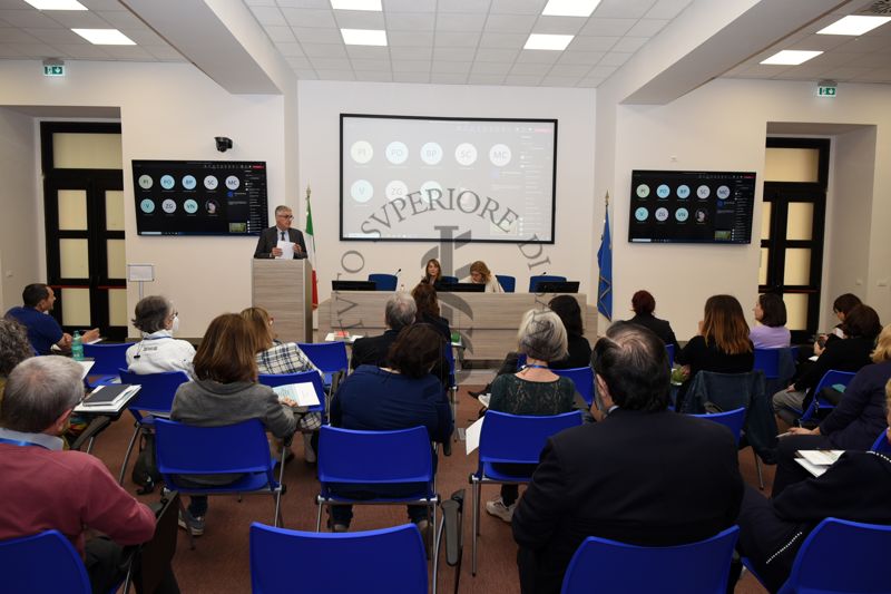 Panoramica sui partecipanti al Convegno durante l'intervento del Prof. Silvio Brusaferro, Presidente dell'ISS (in fondo, a sinistra). Al centro (in fondo) la Dott.ssa Elena Ortona del Centro di Riferimento per la Medicina di Genere dell'Istituto Superiore di Sanità e a destra (in fondo) la Dott.ssa Gemma Calamandrei, Direttrice del Centro di RIferimento per le Scienze Comportamentali e la Salute Mentale dell'Istituto Superiore di Sanità