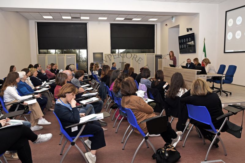 Panoramica sui partecipanti al Convegno durante l'intervento della Dott.ssa Flavia Chiarotti del Centro di Riferimento Scienze Comportamentali e Salute Mentale dell'Istituto Superiore di Sanità (in fondo a destra, prima da sinistra). Accanto a lei il Dott. Matteo Marconi del Centro di Riferimento per la Medicina di Genere dell'Istituto Superiore di Sanità (in fondo a destra, secondo da sinistra), la Dott.ssa Elena Ortona del Centro di Riferimento per la Medicina di Genere dell'Istituto Superiore di Sanità (in fondo a destra, terza da sinistra) e la Dott.ssa Gemma Calamandrei, Direttrice del Centro di RIferimento per le Scienze Comportamentali e la Salute Mentale dell'Istituto Superiore di Sanità (in fondo a destra, quarta da sinistra)