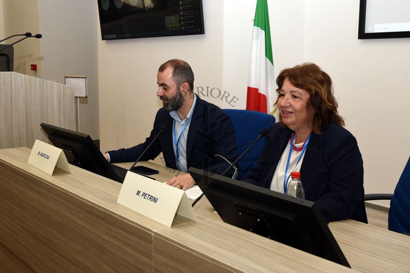 Intervento della Dott.ssa Marina Petrini del Centro di Riferimento per la Medicina di Genere dell'Istituto Superiore di Sanità. Accanto a lei il Dott. Matteo Marconi del Centro di Riferimento per la Medicina di Genere dell'Istituto Superiore di Sanità