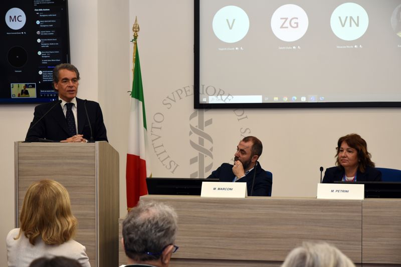 Intervento del Dott. Massimiliano Maselli, Assessore Servizi Sociali, Disabilità, Terzo Settore, Servizi alla Persona della Regione Lazio (a sinistra). Al centro il Dott. Matteo Marconi del Centro di Riferimento per la Medicina di Genere dell'Istituto Superiore di Sanità e a destra la Dott.ssa Marina Petrini del Centro di Riferimento per la Medicina di Genere dell'Istituto Superiore di Sanità