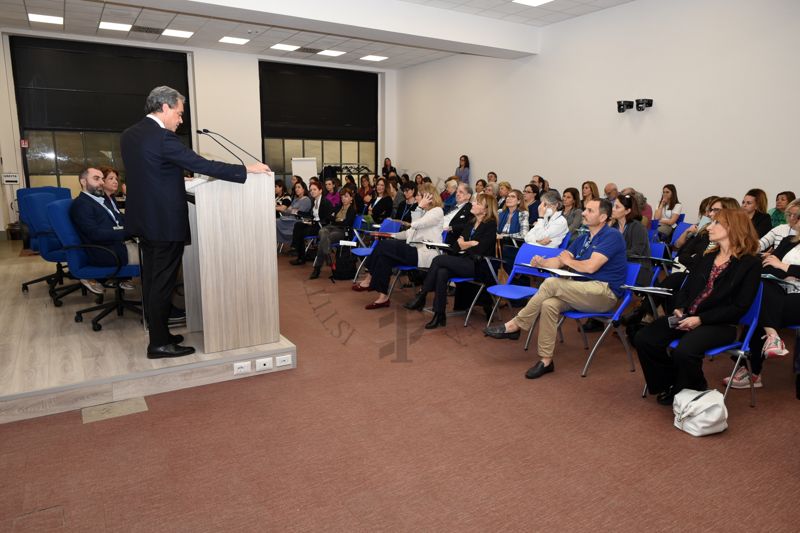 Intervento del Dott. Massimiliano Maselli, Assessore Servizi Sociali, Disabilità, Terzo Settore, Servizi alla Persona della Regione Lazio (in primo piano, a sinistra). Alle sue spalle il Dott. Matteo Marconi del Centro di Riferimento per la Medicina di Genere dell'Istituto Superiore di Sanità (primo da sinistra) e la Dott.ssa Marina Petrini del Centro di Riferimento per la Medicina di Genere dell'Istituto Superiore di Sanità (seconda da sinistra). In prima fila, la Dott.ssa Flavia Chiarotti del Centro di Riferimento Scienze Comportamentali e Salute Mentale dell'Istituto Superiore di Sanità (prima da destra), la Dott.ssa Elena Ortona del Centro di Riferimento per la Medicina di Genere dell'Istituto Superiore di Sanità (terza da destra), la Dott.ssa Gemma Calamandrei, Direttrice del Centro di RIferimento per le Scienze Comportamentali dell'Istituto Superiore di Sanità (quarta da destra) e la Dott.ssa Marta Borgi del Centro di Riferimento per la Medicina di Genere dell'Istituto Superiore di Sanità (quinta da destra)