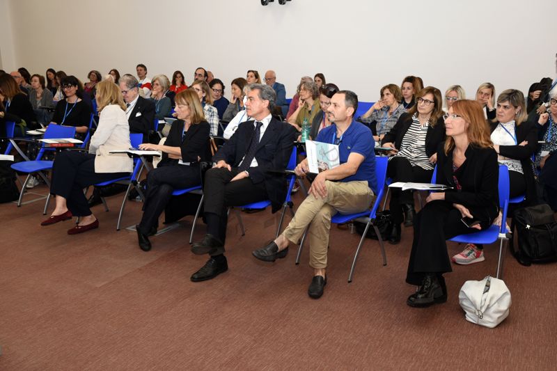 Panoramica sui partecipanti al Convegno. In prima fila la Dott.ssa Gemma Calamandrei, Direttrice del Centro di RIferimento per le Scienze Comportamentali dell'Istituto Superiore di Sanità (prima da sinistra, di spalle), la Dott.ssa Elena Ortona del Centro di Riferimento per la Medicina di Genere dell'Istituto Superiore di Sanità (seconda da sinistra), il Dott. Massimiliano Maselli, Assessore Servizi Sociali, Disabilità, Terzo Settore, Servizi alla Persona della Regione Lazio (terzo da sinistra) e la Dott.ssa Flavia Chiarotti del Centro di Riferimento Scienze Comportamentali e Salute Mentale dell'Istituto Superiore di Sanità (quinta da sinistra)