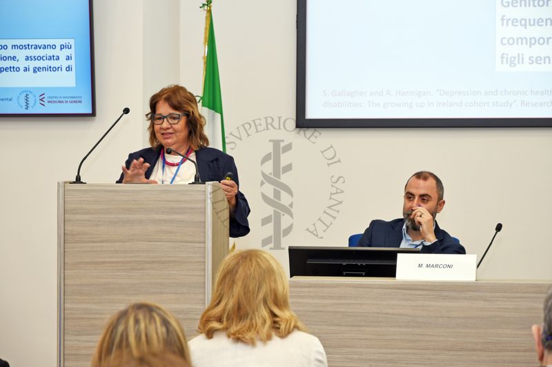 Intervento della Dott.ssa Marina Petrini del Centro di Riferimento per la Medicina di Genere dell'Istituto Superiore di Sanità (a sinistra). A destra, il Dott. Matteo Marconi del Centro di Riferimento per la Medicina di Genere dell'Istituto Superiore di Sanità