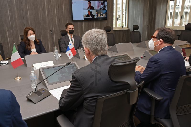 Inizio dell'incontro nella Sala Crisi Multimediale tra il Presidente dell'ISS, Silvio Brusaferro (a sinistra, di spalle), il Direttore Generale dell'ISS, Andrea Piccioli (a destra, di spalle), l'Ambasciatrice di Panama, S.E. Ana Maria Reyes Castillo (a sinistra, di fronte) e l'Addetto agli Affari Commerciali, Sig. Roberto Bermúdez García de Paredes (a destra, di fronte)