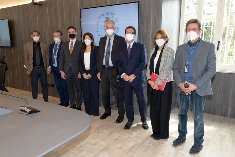 Foto di rito con tutti i partecipanti all'incontro. Da sinistra a destra, il Direttore del Centro Nazionale per la Telemedicina e le Nuove Tecnologie Assistenziali, Dott. Francesco Gabbrielli, il Responsabile della Segreteria Scientifica della Presidenza dell'Istituto Superiore di Sanità, Dott. Luigi Bertinato, l'Addetto agli Affari Commerciali, Sig. Roberto Bermúdez García de Paredes, l'Ambasciatrice di Panama, S.E. Ana Maria Reyes Castillo, il Presidente dell'ISS, Silvio Brusaferro, il Direttore Generale dell'ISS, Andrea Piccioli, il Direttore del Dipartimento di Malattie Infettive, Dott.ssa Anna Teresa Palamara e il Responsabile del Servizio Formazione dell'ISS, Dott. Alfonso Mazzaccara