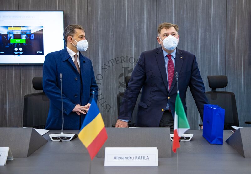 Sala Crisi Multimediale dell'ISS; da sinistra: George Gabriel Bologan (Ambasciatore di Romania) e Axandru Rafila (Ministro della Sanità di Romania)