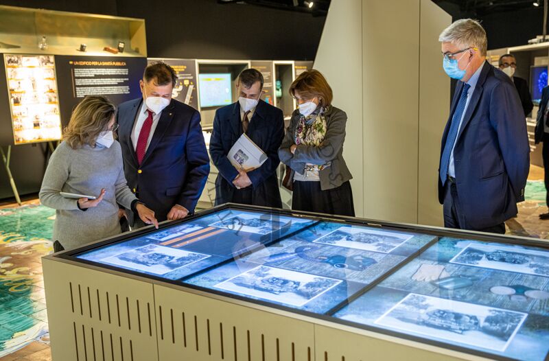 Museo dell'ISS: tavolo riguardante la lotta contro la malaria; da sinistra: Paola DeCastro, Alexandru Rafila, George Gabriel Bologan, Anaa Teresa Palamara e (a destra) Silvio Brusaferro