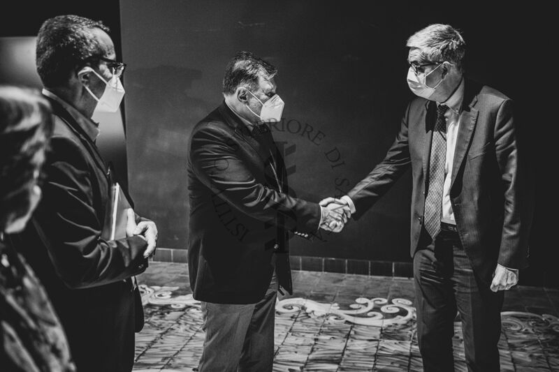 Museo dell'Istituto Superiore di Sanità: il Presidente ISS, Silvio Brusaferro saluta il Ministro Alexandru Rafila; a sinistra, osservano la scena: la Dott.ssa Anna Teresa Palamara ed il Dott. Marco Martuzzi