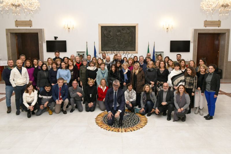 Il Presidente dell'ISS Silvio Brusaferro (in primo piano, al centro) con tutto il personale degli uffici della Presidenza
