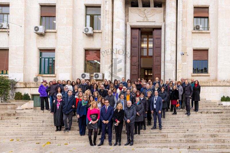 Il Direttore Generale dell'ISS, Andrea Piccioli (in prima fila, secondo da sinistra) con il personale della Direzione Generale al completo, sulle scale dell'ingresso principale dell'ISS in Viale Regina Elena