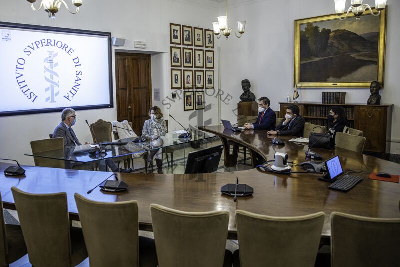 Aula Ferro di Cavallo ISS, da sinistra a destra: Silvio Brusaferro, Antonella Cavallari, Luigi Bertinato, Gianandrea Rossi e Tatiana Viana