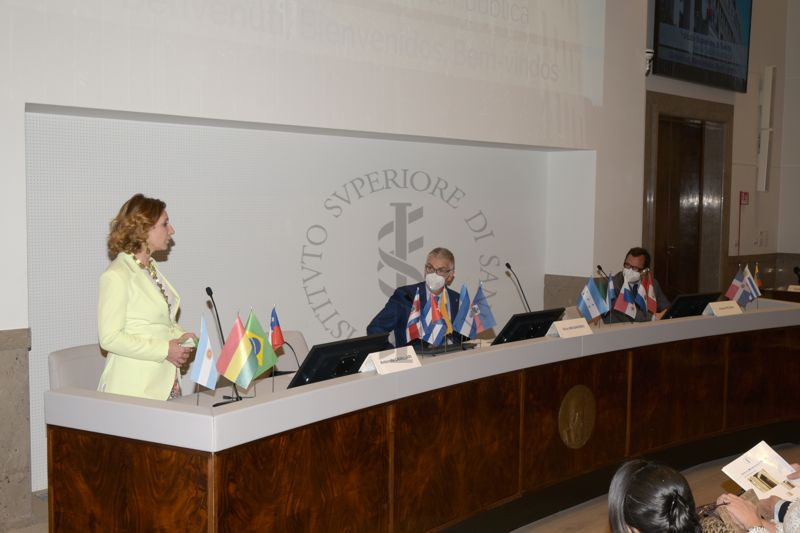 Auditorium Pocchiari dell'Istituto Superiore di Sanità; da sinistra: la Dott.ssa Antonella Cavallari nel corso del suo intervento; a destra: Silvio Brusaferro e Andrea Piccioli