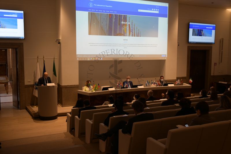 Gaetano Privitera (durante il suo intervento), Antonella Cavallari, Silvio Brusaferro e Andrea Piccioli nell'Auditorium Pocchiari dell'Istituto