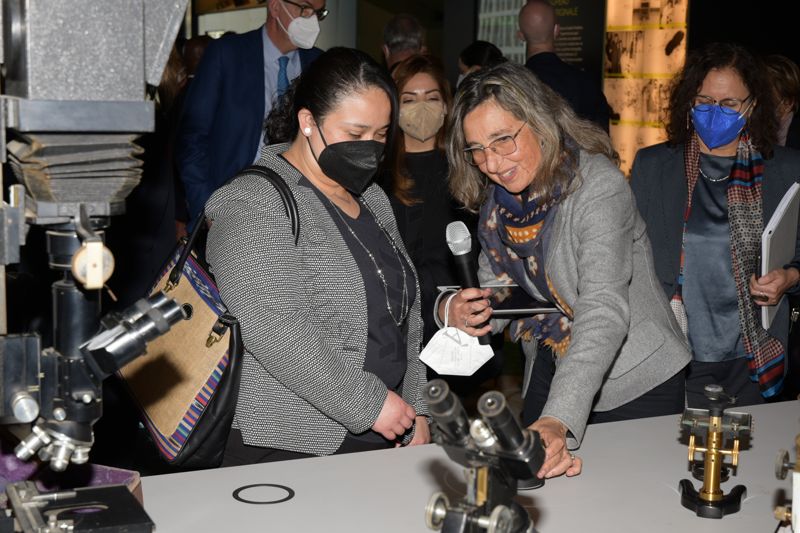 Museo dell'Istituto Superiore di Sanità: la Dott. Paola De Castro mentre spiega il funzionamento di un microscopio da laboratorio