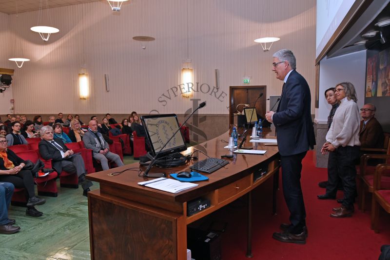 Panoramica sui partecipanti al Convegno durante l'intervento del Prof. Silvio Brusaferro, Presidente dell'Istituto Superiore di Sanità. Alle sue spalle, la Dott.ssa Elisabetta Poltronieri del Servizio Comunicazione Scientifica dell'Istituto Superiore di Sanità (prima da sinistra, in piedi), la Dott.ssa Paola De Castro, Responsabile del Servizio Comunicazione Scientifica dell'Istituto Superiore di Sanità (seconda da sinistra, in piedi) e il Dott. Franco Toni, Direttore della Biblioteca dell'Istituto Superiore di Sanità (terzo da sinistra, seduto)