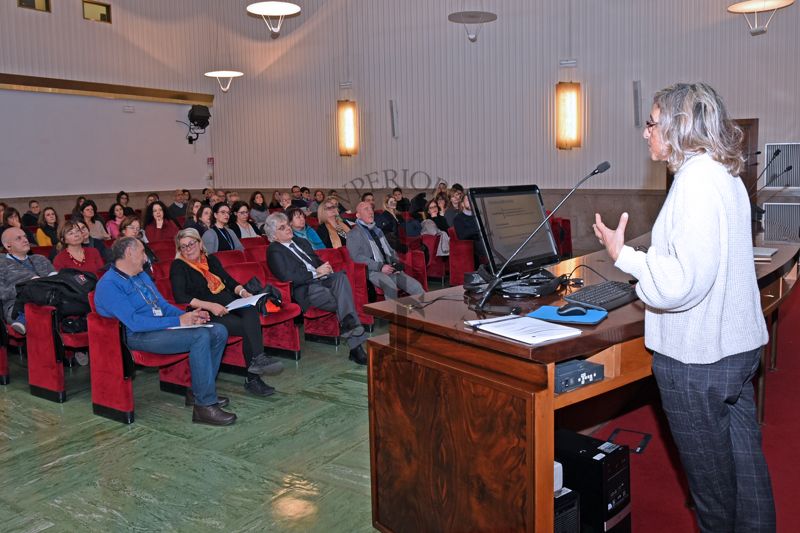 Panoramica sui partecipanti al Convegno durante l'intervento della Dott.ssa Paola De Castro, Responsabile del Servizio Comunicazione Scientifica dell'Istituto Superiore di Sanità