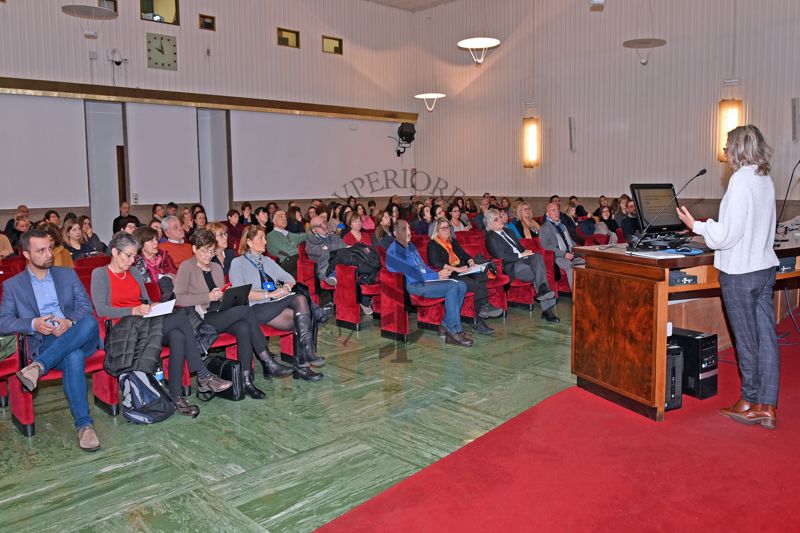 Panoramica sui partecipanti al Convegno durante l'intervento della Dott.ssa Paola De Castro, Responsabile del Servizio Comunicazione Scientifica dell'Istituto Superiore di Sanità