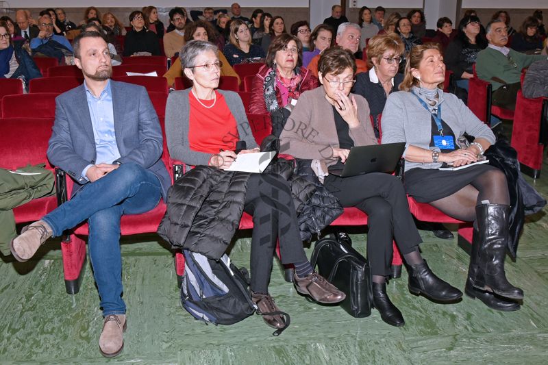 Panoramica sui partecipanti al Convegno. In prima fila da sinistra il Dott. Filippo Santoro del Servizio Tecnico Scientifico di Coordinamento e Supporto alla Ricerca dell'Istituto Superiore di Sanità, la Dott.ssa Marina Torre della Segreteria Scientifica del Presidente, la Dott.ssa Luisa Minghetti, Dirigente di Ricerca del Servizio Tecnico Scientifico di Coordinamento e Supporto alla Ricerca e la Dott.ssa Laura Nicolini, Direttrice del Servizio Biologico