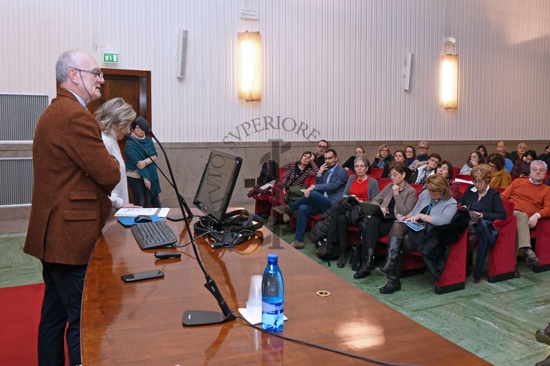 Intervento del Dott. Franco Toni, Direttore della Biblioteca dell'Istituto Superiore di Sanità. Al suo fianco la Dott.ssa Paola De Castro, Responsabile del Servizio Comunicazione Scientifica dell'Istituto Superiore di Sanità.