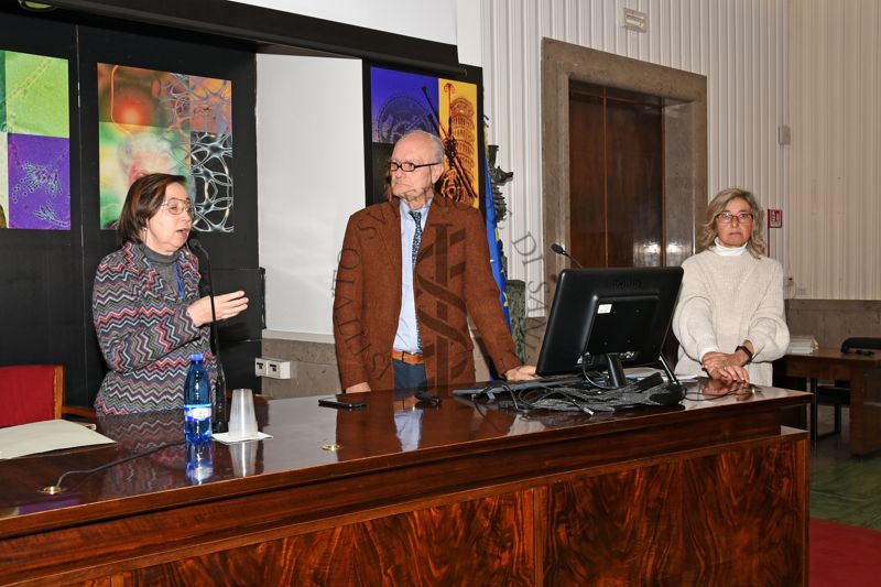 La Dott.ssa Elisabetta Potronieri del Servizio Comunicazione Scientifica dell'Istituto Superiore di Sanità (a sinistra) risponde alle domande di alcuni partecipanti al Convegno. Con lei il Dott. Franco Toni, Direttore della Biblioteca dell'Istituto Superiore di Sanità (al centro) e la Dott.ssa Paola De Castro, Responsabile del Servizio Comunicazione Scientifica dell'Istituto Superiore di Sanità (a destra)