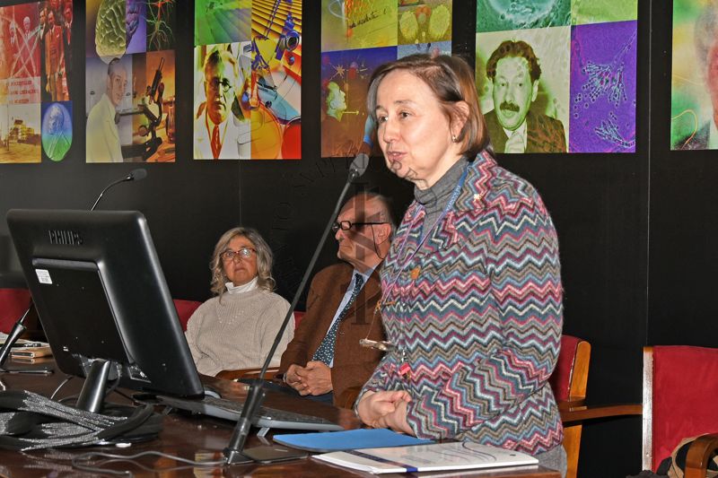 Intervento della Dott.ssa Elisabetta Poltronieri del Servizio Comunicazione Scientifica dell'Istituto Superiore di Sanità (a destra). Alle sue spalle la Dott.ssa Paola De Castro, Responsabile del Servizio Comunicazione Scientifica dell'Istituto Superiore di Sanità (a sinistra) e il Dott. Franco Toni, Direttore della Biblioteca dell'Istituto Superiore di Sanità (al centro)