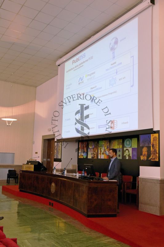 Il Dott. Filippo Santoro del Servizio Tecnico Scientifico di Coordinamento e Supporto alla Ricerca dell'Istituto Superiore di Sanità (a destra) illustra PublISS, l'archivio digitale delle pubblicazioni dell'ISS