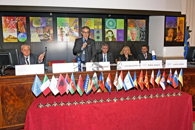 Aula Pocchiari ISS, Summit PHACEE: intervento del Dott. Luigi Bertinato; a sinistra Dott. Roberto Antonione (Sottosegretario di Stato al Ministero Affari Esteri); a destra: Prof. Silvio Brusaferro (Presidente dell'ISS); la Dott. Mira Dasic (Rappresentante PHACEE); il Dott. Luca Rosi (Capo del Servizio Relazioni Estere e Rapporti Internazionali dell'ISS)