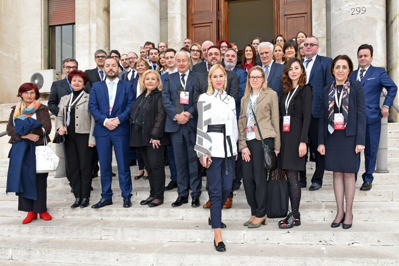 Foto sulla scalinata del principale ingresso all'Istituto Superiore di Sanità di tutti i rappresentanti del gruppo Accordi Network nella Sanità con l'Est Europa e Meeting (PHACEE)