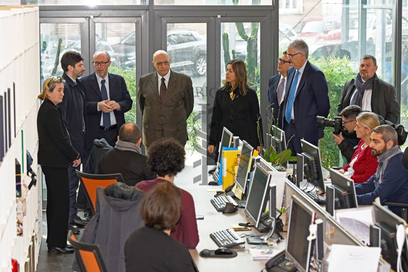 Il Ministro della Salute Roberto Speranza (in piedi, secondo da sinistra) visita il Centro Nazionale Trapianti. Ad accoglierlo il Direttore Generale del Centro Nazionale per i Trapianti, Dott. Massimo Cardillo (in piedi, terzo da sinistra). Con loro il Direttore Generale dell'ISS Andrea Piccioli (in piedi, sesto da sinistra), il Presidente dell'ISS Silvio Brusaferrro (in piedi, settimo da sinistra) e il Responsabile Servizio Prevenzione e Protezione dell'ISS Eugenio Sorrentino (in piedi, ottavo da sinistra)