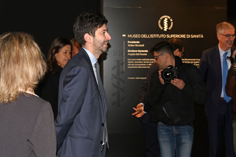 Il Ministro della Salute Roberto Speranza (terzo da sinistra, di profilo) visita il Museo dell'Istituto Superiore di Sanità