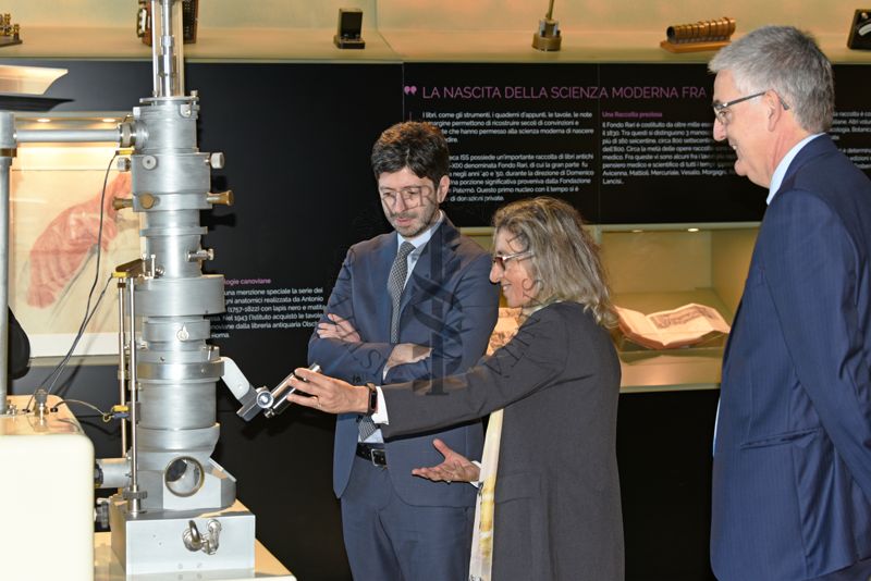 La Dott.ssa Paola De Castro, Responsabile del Servizio Comunicazione Scientifica dell'ISS (al centro) mostra al Ministro della Salute Roberto Speranza (a sinistra) il microscopio elettronico ricostruito in ISS. Con loro il Presidente dell'ISS Silvio Brusaferro (a destra)