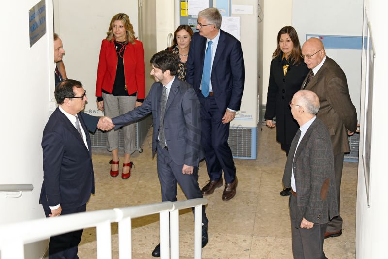 Il Ministro della Salute Roberto Speranza (in secondo piano, al centro) visita il Laboratorio di Virologia. Con lui il Direttore Generale dell'ISS Andrea Piccioli (in primo piano, a sinistra), il Direttore del Dipartimento di Malattie Infettive dell'ISS Giovanni Rezza (in primo piano, a sinistra), la Dott.ssa Paola Stefanelli del Dipartimento di Malattie Infettive dell'ISS (in fondo, prima da sinistra) e il Presidente dell'ISS Silvio Brusaferro (in fondo, terzo da sinistra)