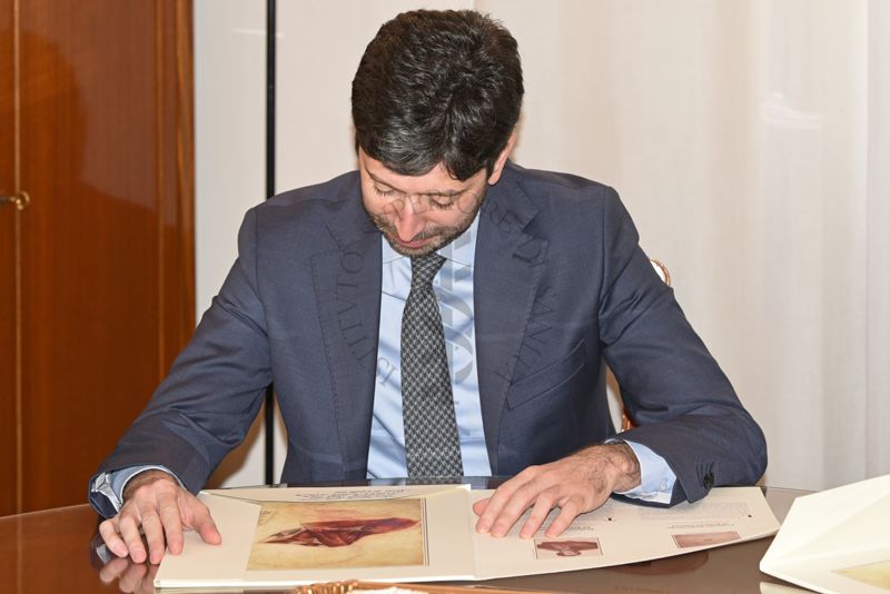 Il Ministro della Salute Roberto Speranza ammira alcune riproduzioni delle tavole di Antonio Canova per lo studio dell'Anatomia. Gli originali sono presenti presso la Biblioteca dell'ISS