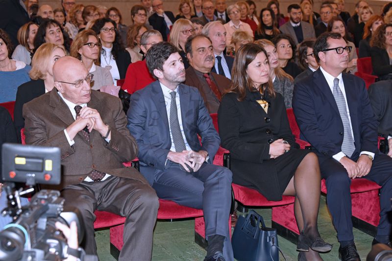 Panoramica sui partecipanti al Convegno su Hiv-Aids. In prima fila Il Ministro della Salute Roberto Speranza (secondo da sinistra) e il Direttore Generale dell'ISS Andrea Piccioli (quarto da sinistra)