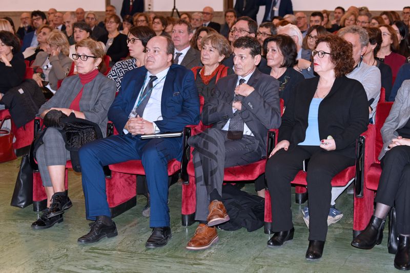 Panoramica sui partecipanti al Convegno su Hiv-Aids. In prima fila il Dott. Luca Lucentini (terzo da sinistra), Direttore del Reparto di Igiene delle Acque Interne del Dipartimento Ambiente e Salute dell'ISS