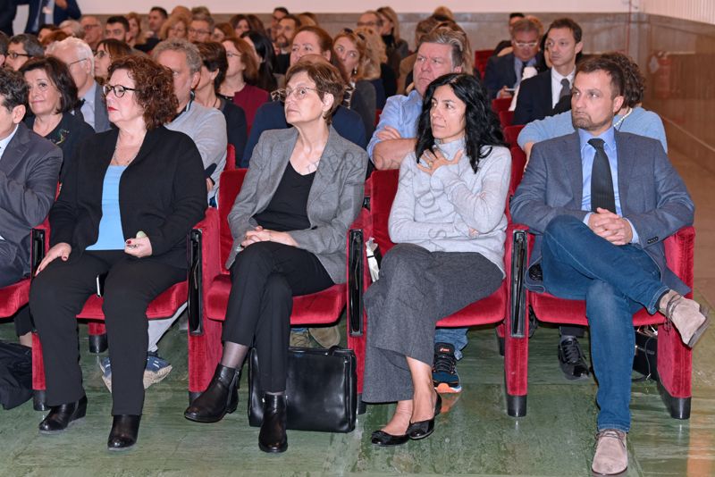 Panoramica sui partecipanti al Convegno su Hiv-Aids. In prima fila (quinto da sinistra), Il Dott. Filippo Santoro del Servizio Tecnico Scientifico di Coordinamento e Supporto alla Ricerca dell'ISS