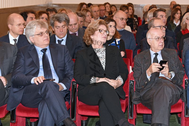 Panoramica sui partecipanti al Convegno su Hiv-Aids. In prima fila Francesco Gabrielli, Direttore del Centro Nazionale per la Telemedicina e le Nuove Tecnologie Sanitarie dell'ISS (primo da sinistra) e Giovanni Rezza, Direttore del Dipartimento di Malattie Infettive dell'ISS