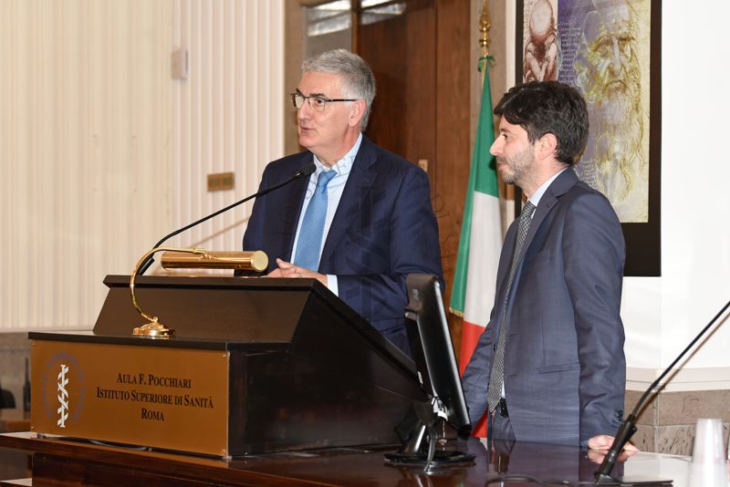 Intervento del Presidente dell'ISS Silvio Brusaferro (a sinistra) a chiusura del Convegno su Hiv-Aids. Con lui il Ministro della Salute Roberto Speranza (a destra)