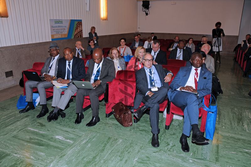 Panoramica sui partecipanti al Meeting. In prima fila (quarto da sinistra) il Prof. Stefano Vella dell'Istituto Superiore di Sanità, Direttore del Centro Nazionale per la Salute Globale